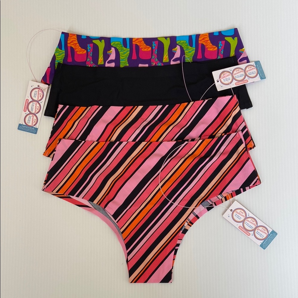 NWT Pop fit Cheek Boss 4 pair